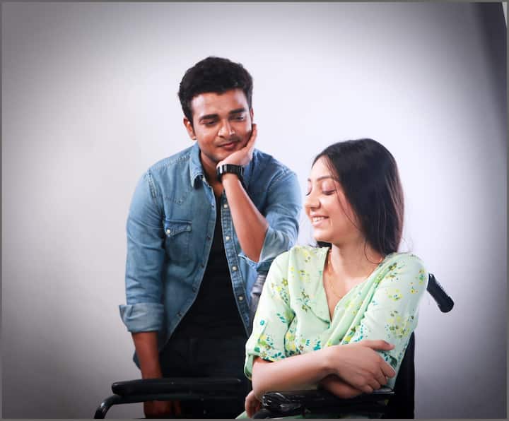 ছবির মূলে এবার দুই বোন। ছবির পরতে পরতে ফুটে উঠবে তাদের জীবন যুদ্ধের কাহিনি। দুই বোনের জীবনের গল্প নিয়ে আসছেন পরিচালক সায়ন বসু চৌধুরী।