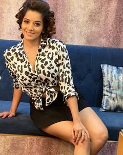 ब्लैक शॉर्ट स्कर्ट के साथ लैपर्ड प्रिंट शर्ट पहन मोनालिसा ने शेयर कीं ऐसी तस्वीरें, फैंस की टिकी निगाहें