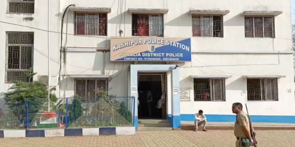 Attempted suicide after attempt to murder to his sleeping wife and two children Purulia News: নেশার ঘোর? ঘুমন্ত স্ত্রী ও দুই ছেলেমেয়েকে কুপিয়ে খুনের পর আত্মহত্যার চেষ্টা