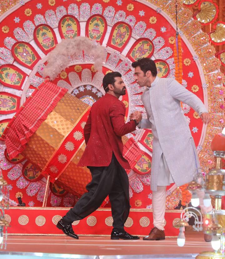 ছুটির দিনের সন্ধেয় অনুষ্ঠানে মাতল ছোটপর্দা থেকে শুরু করে বড়পর্দার তারকারা। জি বাংলা সোনার সংসার উপলক্ষ্যে মঞ্চে তারকা সমাগাম। অনুষ্ঠানের সঞ্চালনার দায়িত্বে ছিলেন অঙ্কুশ হাজরা ও আবীর চট্টোপাধ্যায়।