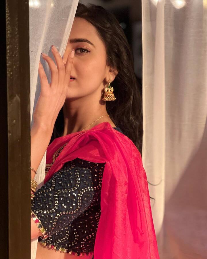 और उस पर उनकी अदाओं का क्या कहना. तेजस्वी की इन लेटेस्ट तस्वीरों पर उनके फैंस तो फिदा है हीं वहीं करण कुंद्रा का कमेंट और भी सुर्खियों में आ गया है. (फोटो – सोशल मीडिया)