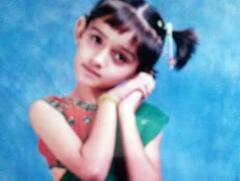 दो चोटी बनाए खड़ी इस प्यारी सी बच्ची को पहचाना क्या? देखें पॉपुलर भाभी का क्यूट अवतार