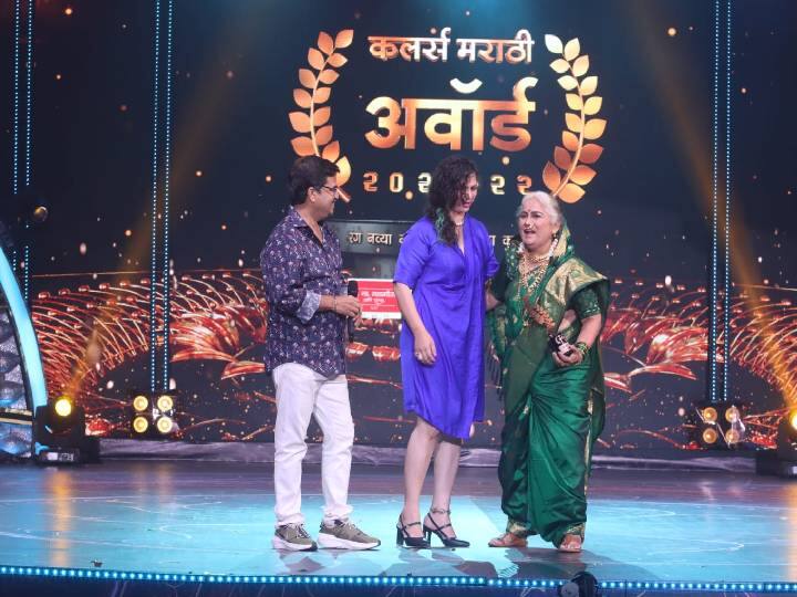 ‘लोकप्रिय आजी’चा पुरस्कार ‘जीव माझा गुंतला’ फेम मल्हारच्या आजीला मिळाला आहे.