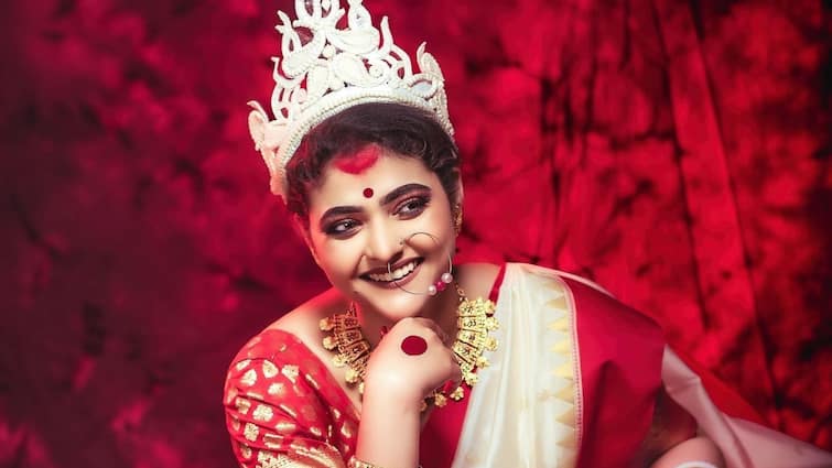 Aindrila Sharma: Actress Aindrila Sharma shares glimpse of her new photoshoot on social media Aindrila Sharma: লাল পাড় সাদা শাড়ি, কপালে সিঁদুর, ঐন্দ্রিলার বধূবেশে মুগ্ধ নেটদুনিয়া