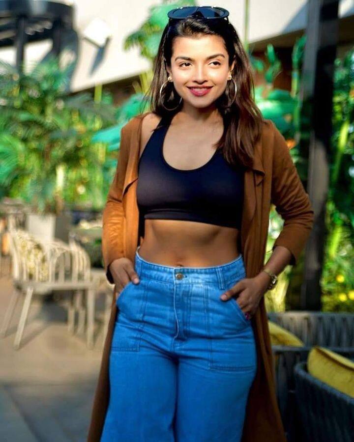 வெளிய பூத்து நீ உள்ள காய்க்கிற கடலக்காடு நீ ஆமா