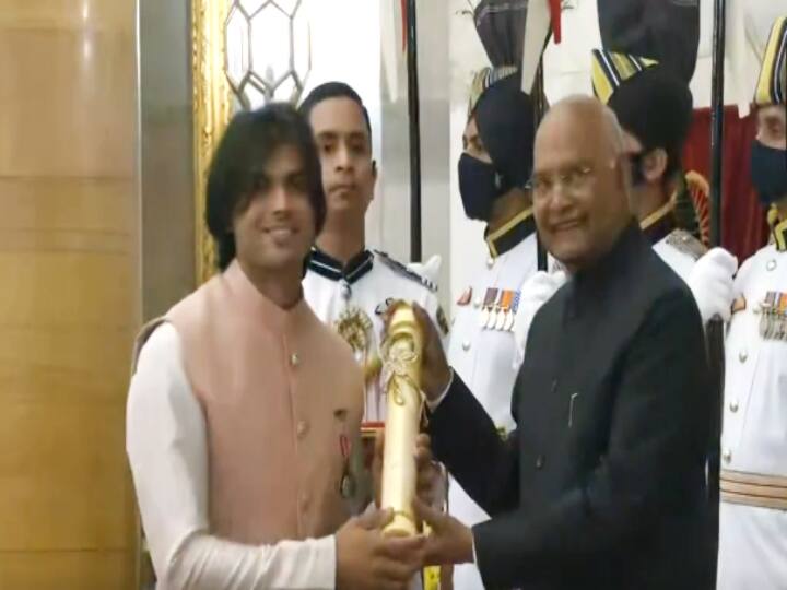 Tokyo Olympic Gold medallist Neeraj Chopra receives Padma Shri award from President Ram Nath Kovind टोक्यो ओलंपिक में इतिहास रचने वाले नीरज चोपड़ा को मिला पद्म श्री, राष्ट्रपति कोविंद ने दिया अवॉर्ड