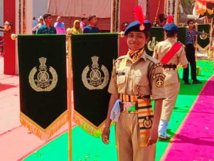 Rajgarh Uma Bhilala of Rajgarh district of Madhya Pradesh, selected for Indo-Tibetan Border Police ITBT ANN मैकेनिक पिता की फौजी बेटी, टीचर की नौकरी छोड़ ज्वाइन की ITBP, गांव वालों ने किया जोरदार स्वागत