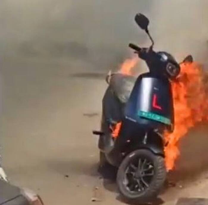 ola-s1-electric-fire-are-electric-scooters-unsafe Ola S1 electric fire: ওলা ইলেকট্রিকে আগুন, সুরক্ষা নিয়ে উঠল প্রশ্ন ?