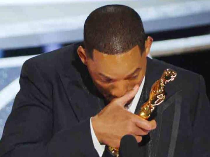 अभिनेता विल स्मिथला 'किंग रिचर्ड' (King Richards) या चित्रपटासाठी बेस्ट अॅक्टर हा पुरस्कार प्रदान करण्यात आला. पुरस्कार घेताना त्याला गहिवरुन आलं होतं.