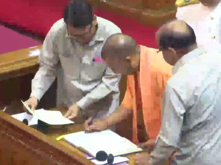 UP Assembly News: उत्तर प्रदेश के मुख्यमंत्री योगी आदित्यनाथ ने ली विधायक पद की शपथ