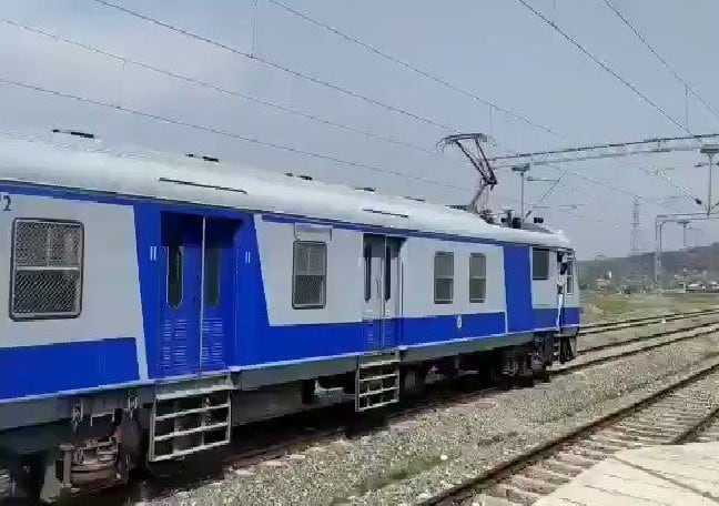 Successful test of first electric train between Budgam-Baramulla section in jammu and kashmir ભારતીય રેલ્વેની મોટી સિદ્ધી, દેશમાં આ રેલ્વે રુટ પર દોડાવવામાં આવી પ્રથમ ઇલેક્ટ્રિક ટ્રેન, જુઓ વિડીયો