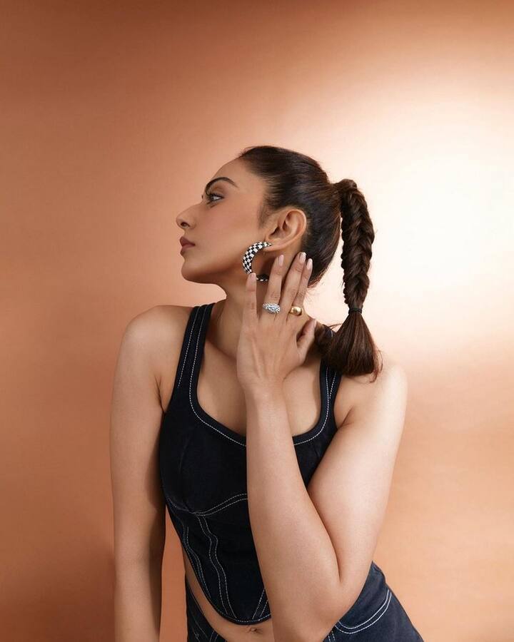 టాలీవుడ్ లో స్టార్ హీరోయిన్ గా గుర్తింపు తెచ్చుకుంది రకుల్. (Photo Courtesy: Rakul Instagram)