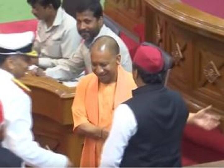 UP Assembly News watch up cm yogi adityanath meets leader of opposition akhilesh yadav in the legislative assembly VIDEO: विधानसभा निवडणुकीनंतर प्रथमच योगी आदित्यनाथ आणि अखिलेश यांची भेट, हातमिळवणी करत केलं हस्तांदोलन