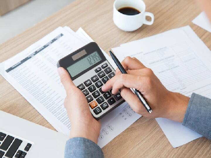 लोग कई बार टैक्स बचाने के चक्कर में बहुत ज्यादा स्कीम में निवेश कर देते हैं. ऐसे में आपको बाद में पैसों की कमी होने लगती है और आप पैसों की कमी से जूझने लगते हैं. इसलिए इस तरह की गलती करने से बचें.