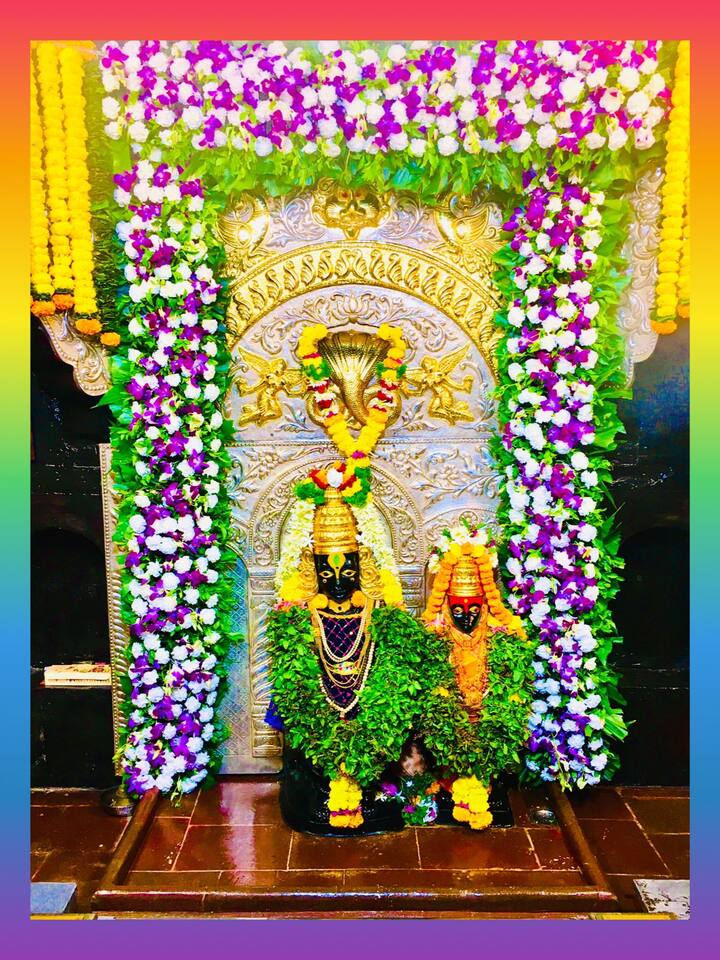 फुलांची ही सजावट भक्तांचे लक्ष वेधून घेत होती.
