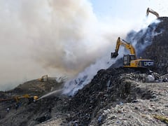 Ghazipur Landfill Fire: गाजीपुर की लैंडफिल साइट पर लगी भीषण आग, पूरे इलाके में फैल गया धुंआ, देखें तस्वीरें