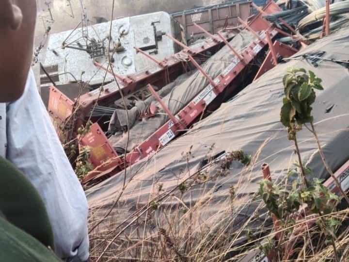 Chhattisgarh Train Accident Goods Train Derailed, Seven compartments, engine of goods train, derailed Raigarh ANN Raigarh Train Accident: रायगढ़ में स्टेशन पर पहले से खड़ी मालगाड़ी में दूसरे मालगाड़ी ने मारी टक्कर, 18 डिब्बे पटरी से उतरे