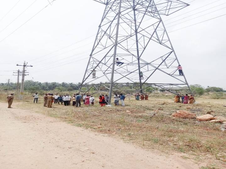 Farmers struggle to climb the high power tower demanding appropriate compensation கோவை : உயர் மின் கோபுரத்தில் ஏறி விவசாயிகள் போராட்டம் ; உரிய இழப்பீடு வழங்க கோரிக்கை