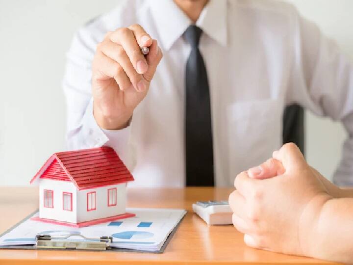 कई बार ऐसा होता है कि किसी कारणवश हमारा हमारी सिबिल स्कोर खराब हो जाता है. ऐसी स्थिति में खराब क्रेडिट स्कोर के कारण लोन मिलने में परेशानी होती है. ऐसे में अगर आपका किसी बैंक में पहले से एफडी है तो वहां लोन के लिए अप्लाई करें. ऐसे बैंक खराब स्थिति में भी आपको आसानी से लोन दे देते हैं.