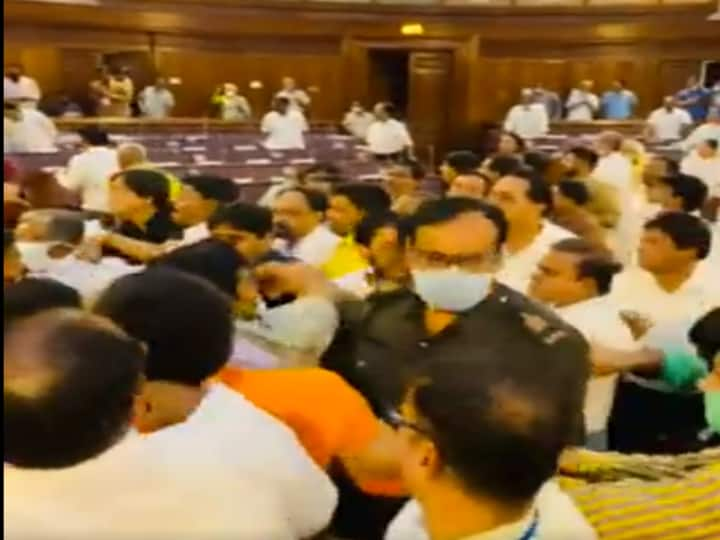 west-bengal-chaos-latest-update-jagdeep-dhankhar-called-on-the-union-home-minister-suspended-mlas-also-meets-with-governor बंगाल विधानसभेत गोंधळानंतर भाजपचे पाच आमदार निलंबित, अमित शाह यांनी घेतली राज्यपालांची भेट