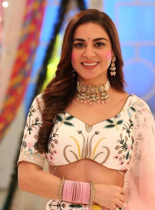 ਅਸਲ 'ਚ ਸ਼ੋਅ 'ਚ ਹੋਲੀ ਦਾ ਐਪੀਸੋਡ ਦਿਖਾਇਆ ਜਾ ਰਿਹਾ ਹੈ, ਅਜਿਹੇ 'ਚ ਪ੍ਰੀਤਾ ਆਪਣੇ ਕਰਨ ਨਾਲ ਹੋਲੀ ਖੇਡਣ ਲਈ ਪੂਰੀ ਤਰ੍ਹਾਂ ਤਿਆਰ ਨਜ਼ਰ ਆ ਰਹੀ ਹੈ।