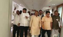 વન રક્ષક પરીક્ષાના પેપર વાયરલ મુદ્દે ગૃહમાં હોબાળો, કૉંગ્રેસના ધારાસભ્યોએ હાથમાં બેનરો લઈને કર્યું વોકઆઉટ