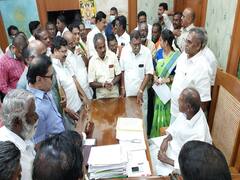 புதுச்சேரி: காரைக்கால் பொய்யாத மூர்த்தி விநாயகர் கோயில் முகப்பு மண்டபப் பிரச்சினை தொடர்பாக முதல்வரை சந்தித்த கோயில் பாதுகாப்புக் குழு