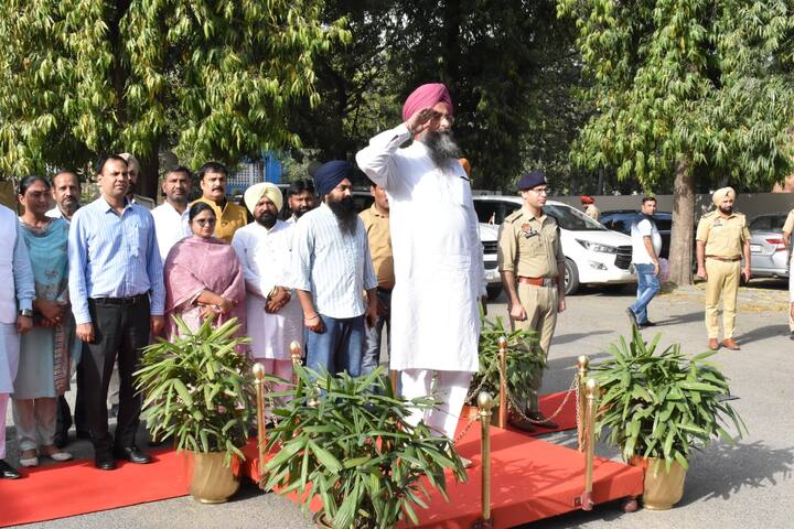 ਇਸ ਉਪਰੰਤ ਸਪੀਕਰ ਪੰਜਾਬ ਵਿਧਾਨ ਸਭਾ ਨੇ ਆਮ ਆਦਮੀ ਪਾਰਟੀ ਦੇ ਵਿਧਾਇਕ ਰਮਨ ਅਰੋੜਾ ਸਮੇਤ ਪਾਰਟੀ ਅਹੁਦੇਦਾਰਾਂ ਨਾਲ ਮੁਲਾਕਾਤ ਵੀ ਕੀਤੀ।