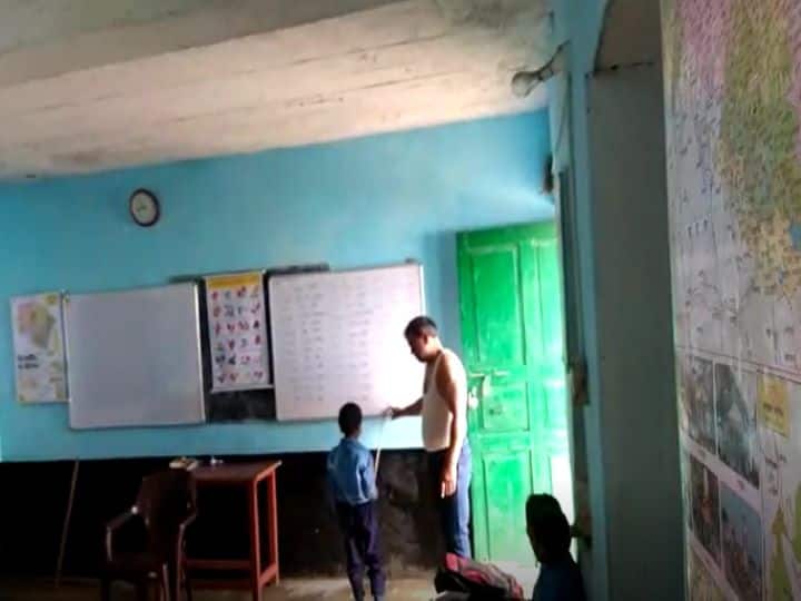 Uttarakhand Pauri district principal  Video of teaching school children after getting drunk viral, education department ordered investigation ANN Uttarakhand: पौड़ी में नशे में धुत्त होकर बच्चों को पढ़ा रहा था प्रिंसिपल, Video वायरल होने पर शिक्षा विभाग ने लिया ये एक्शन