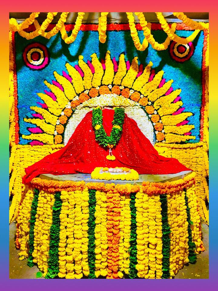 देशी विदेशी फुलांचा मिलाफ करून ही सजावट करण्यात आली.