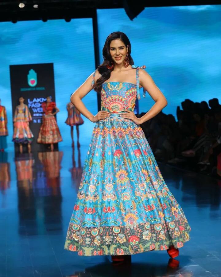 ਸਿਧਾਰਥ ਭੰਸਲ ਦੇ ਪ੍ਰਿੰਟ ਕੀਤੇ ਨੀਲੇ ਸਮਰ ਲਹਿੰਗੇ ਵਿੱਚ ਖੂਬਸੂਰਤ ਲੱਗ ਰਹੀ ਸੋਨਮ ਬਾਜਵਾ ਨੇ ਆਪਣੀ ਖੂਬਸੂਰਤ ਮੁਸਕਰਾਹਟ ਨਾਲ ਰਨਵੇਅ ਨੂੰ ਹੈਰਾਨ ਕਰ ਦਿੱਤਾ।