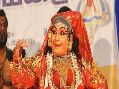 wayanad collector performs kathakali arangettam கலாச்சார விழாவில் மேடையில் கதகளி ஆடிய வயநாடு மாவட்ட கலெக்டர் கீதா!