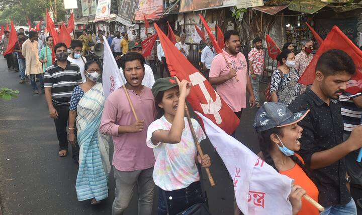 কেন্দ্রের নতুন শ্রম কোড-সহ বিভিন্ন নীতির প্রতিবাদে সোমবার ও মঙ্গলবার দেশজুড়ে ধর্মঘটের ডাক দিয়েছে বামেরা। তার জেরেই, সপ্তাহের প্রথম কাজের দিনে ব্যাহত হল বঙ্গের স্বাভাবিক জনজীবন। (ছবি-PTI)