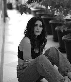 ऑफ शोल्डर शर्ट पहन करिश्मा तन्ना ने अपनी सादगी से जीत फैंस का दिल, खोई-खोई सी आईं नज़र