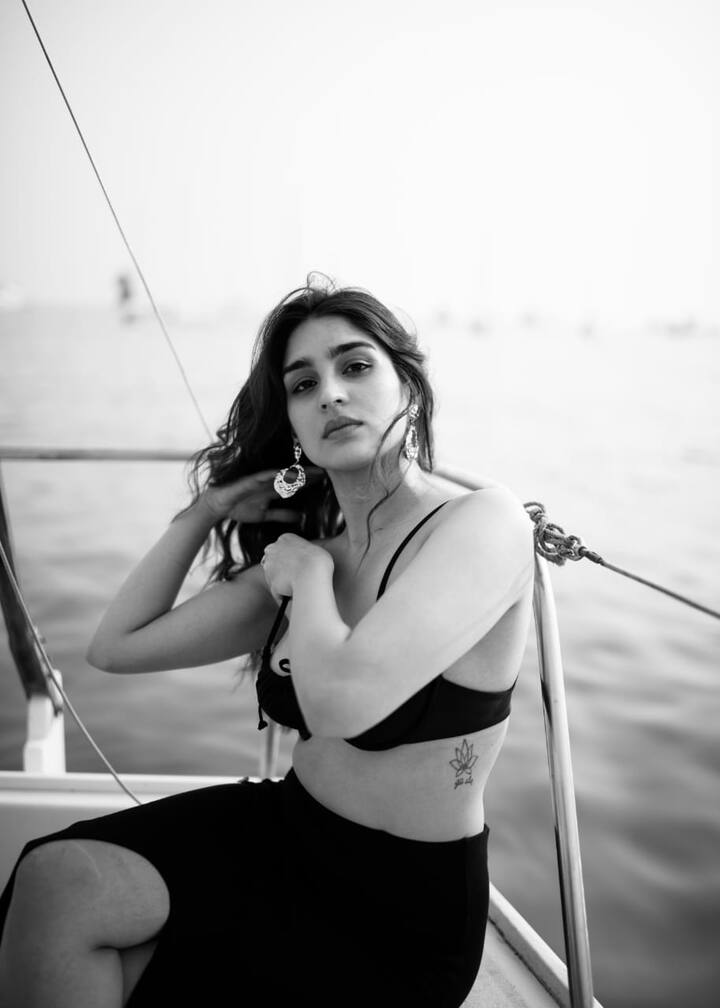అతడు బయటకు వెళ్లి కారు స్టార్ట్ చేయగానే.. ఆమె పెళ్లి మండపం నుంచి పరిగెట్టుకుని వచ్చి అతడి కారు ఎక్కుతుంది. - Photos Credit: Yukti Thareja/Instagram