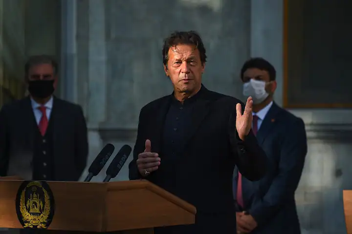Pakistan Prime Minister Imran Khan how save himself from clean bowled पाकिस्तान: क्लीन बोल्ड होने से खुद को कैसे बचा पाएंगे इमरान खान?
