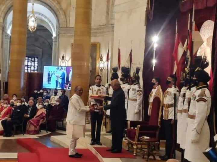 president awarded Uttar Pradesh Ex Cm Kalyan singh by Padma Vibhushan Padma Vibhushan: यूपी के पूर्व CM कल्याण सिंह को मरणोपरांत मिला पद्म विभूषण, बेटे ने लिया सम्मान