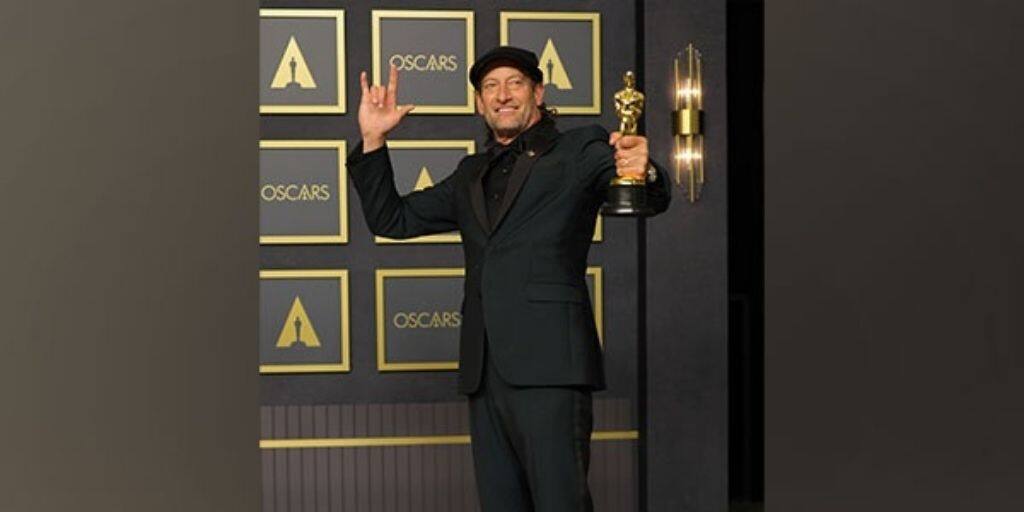 Oscars 2022 winners 94th Academy Awards: 'CODA' star Troy Kotsur makes history as the first deaf man to win Oscar Oscars 2022 Winner: অস্কারে ইতিহাস! প্রথম বধির অভিনেতা হিসাবে সেরার শিরোপা 'কোডা'র ট্রয় কটসুরের মাথায়