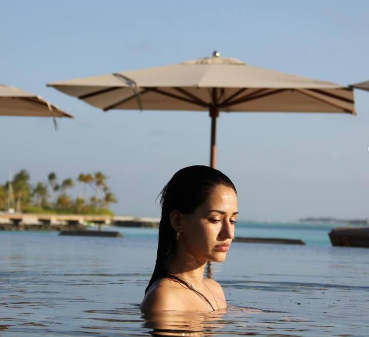 हाल ही में फिर से समंदर किनारे से दिशा ने अपनी एक ऐसी फोटो शेयर की जिसकी खूब चर्चा हो  रही है. लेकिन इस बार चर्चा का विषय उनकी हॉटनेस नहीं कुछ और है.