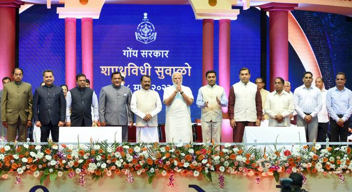 गोवा कैबिनेट में आठ मंत्री होंगे, जिनमें विश्वजीत राणे, मौविन गोडिन्हो, रवि नाइक, नीलेश कबराल, सुभाष शिरोडकर, रोहन खुंटे, गोविंद गौडे और अतानासियो मोनसेरेट शामिल हैं.