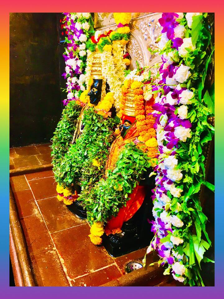 यानिमित्तानं वारकरी सांप्रदायाचे श्रद्धास्थान असलेली पुण्यातील आळंदी आणि देहू नगरी सजून गेली  संत ज्ञानेश्वर आणि संत तुकाराम महाराज्यांच्या मंदिरात पापमोचनी एकादशी निमित्ताने आकर्षक फुलांची सजावट करण्यात आली.