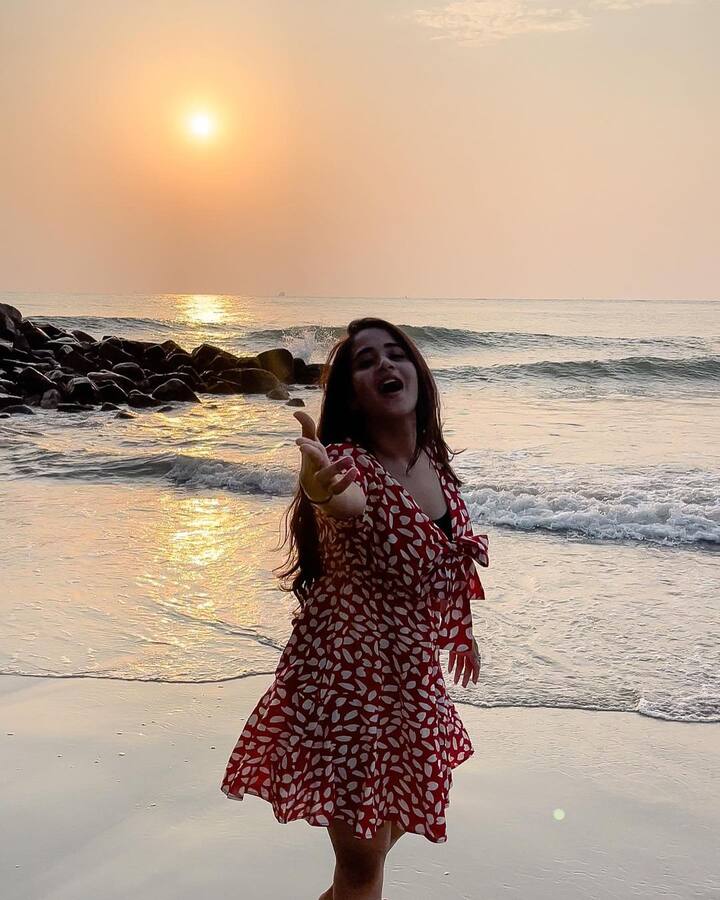 సూర్యాస్తమయ వేళ కోచి బీచ్ లో పరుగులు పెడుతూ ఎంజాయ్ చేసింది దీప్తి. -Image credit: Deepthi Sunaina/Instagram