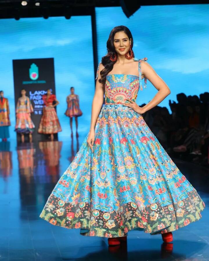 ਲਹਿੰਗਾ 'ਤੇ ਭਾਰੀ ਕਢਾਈ ਦਾ ਕੰਮ ਕੀਤਾ ਗਿਆ ਸੀ। ਰੂਬੀ ਲਾਲ ਮੁੰਦਰਾ ਤੇ ਰੂਬੀ ਲਾਲ ਜੁੱਤੀਆਂ ਨੇ ਉਸ ਦੀ ਸਹਿਜ ਸ਼ੈਲੀ ਵਿੱਚ ਵਧਾ ਦਿੱਤਾ। ਇਸ ਦੇ ਨਾਲ, ਉਸ ਨੇ ਇੱਕ ਆਫ-ਸ਼ੋਲਡਰ ਬਲਾਊਜ਼ ਪਾਇਆ, ਜਿਸ ਦੇ ਮੋਢੇ 'ਤੇ ਪੱਟੀਆਂ ਸੀ।