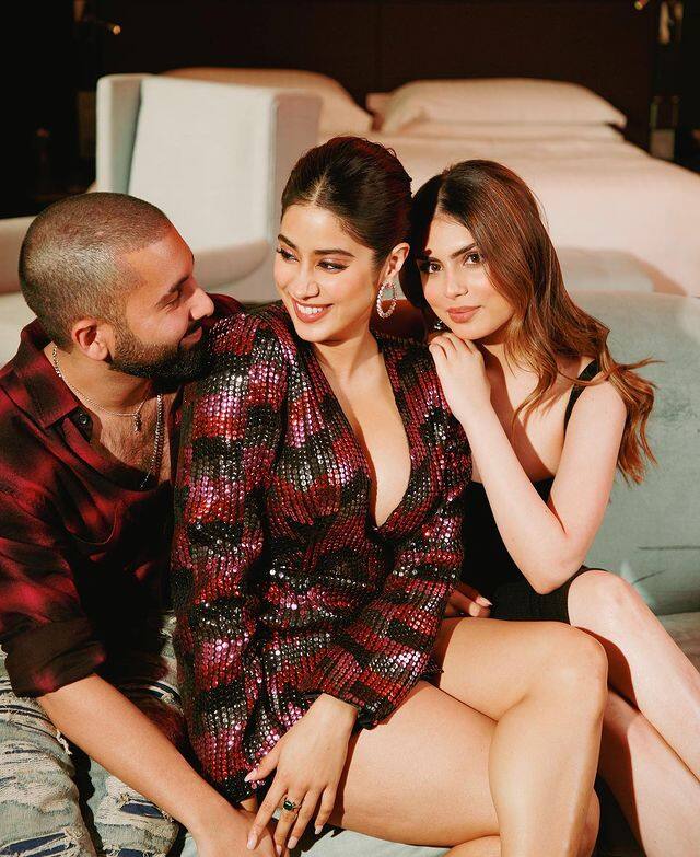 తాజాగా ఆమె షేర్ చేసిన ఫొటోలు సోషల్ మీడియాలో వైరల్ అవుతున్నాయి. (Courtesy : Janhvi Kapoor Instagram)