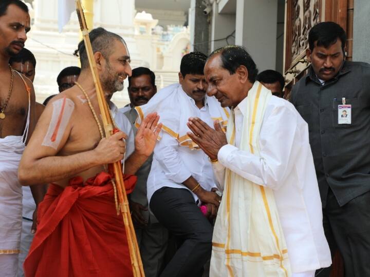 Chinna jeeyar differences between KCR? In the case of Yadadri Chinnajeeyar took care of everything but not recive inviation For opening ceremony? Yadadri KCR Chinnajeeyar : రాజును నొప్పిస్తే రాజగురువుకైనా కష్టాలే ! యాదాద్రి - చినజీయర్ కథలో నీతేమిటంటే ?