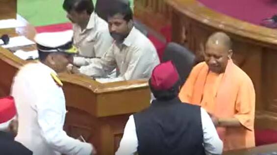 CM Yogi Greets Akhilesh: ప్రమాణస్వీకారాల సందర్భంగా ఎదురైన యోగి, అఖిలేష్| ABP Desam