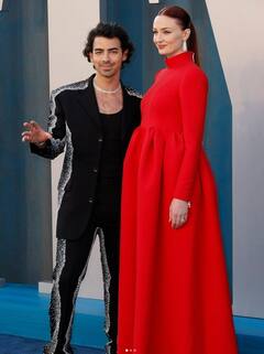 ऑस्कर इवेंट में पति के साथ पहुंचीं प्रियंका चोपड़ा की जेठानी सोफी टर्नर, फ्लॉन्ट किया बेबी बंप