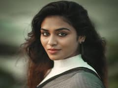 Actress Indhuja : கருப்பு வெள்ளை பூக்களாய் மலர்ந்த இந்துஜா... அடடே! க்ளிக்ஸ்