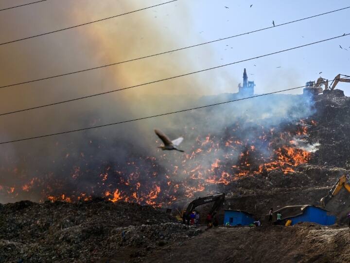 पूर्वी दिल्ली के गाजीपुर की लैंडफिल साइट (कूड़े के पहाड़) में सोमवार दोपहर को भीषण आग लगने की घटना सामने आई है. आग लगने से पूरे इलाके में धुआं फैल गया. मौके पर दमकल की 6 गाड़ियां पहुंचीं.