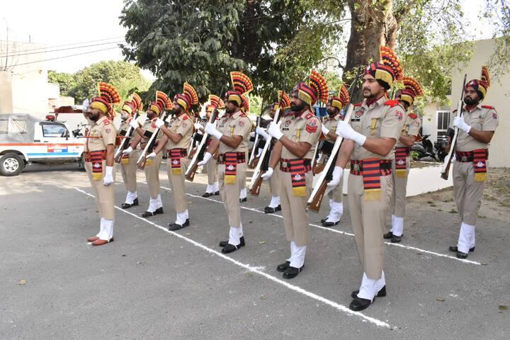 ਜਲੰਧਰ: ਪੰਜਾਬ ਵਿਧਾਨ ਸਭਾ ਦੇ ਸਪੀਕਰ ਕੁਲਤਾਰ ਸਿੰਘ ਸੰਧਵਾਂ ਨੂੰ ਅੱਜ ਸਥਾਨਕ ਸਰਕਟ ਹਾਊਸ ਵਿਖੇ ਗਾਰਡ ਆਫ ਆਨਰ ਦਿੱਤਾ ਗਿਆ।